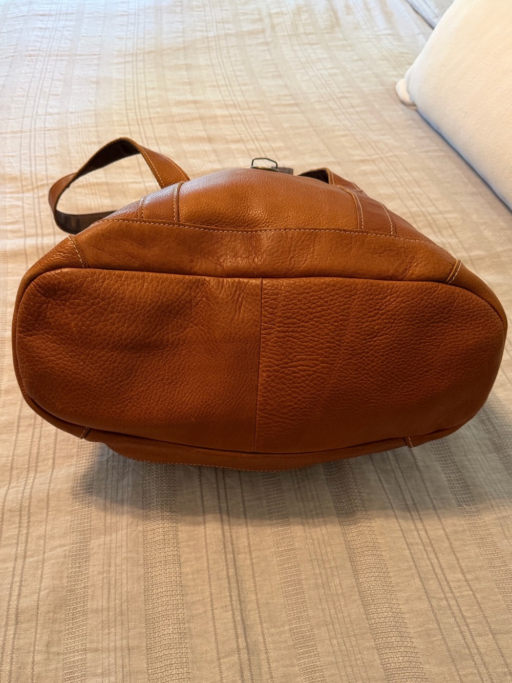 Vintage L.L. Bean pebble-grain leather tote bag features a fold-over top closure - Picture 12 of 16